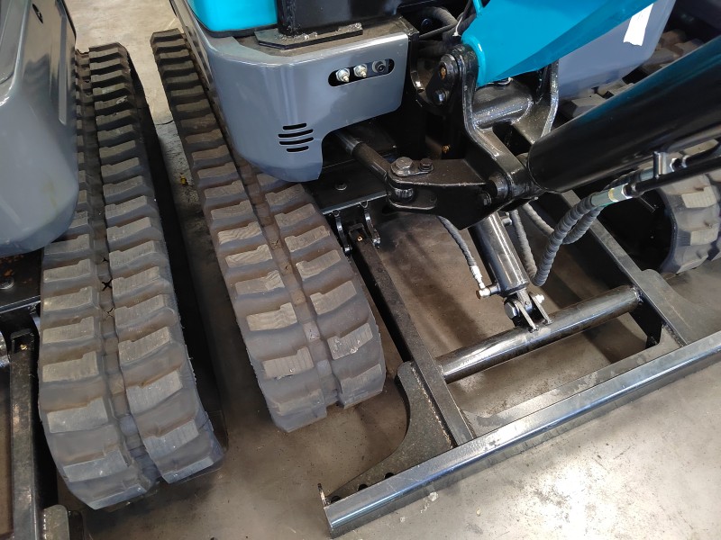 Installation method of rubber track of small excavator